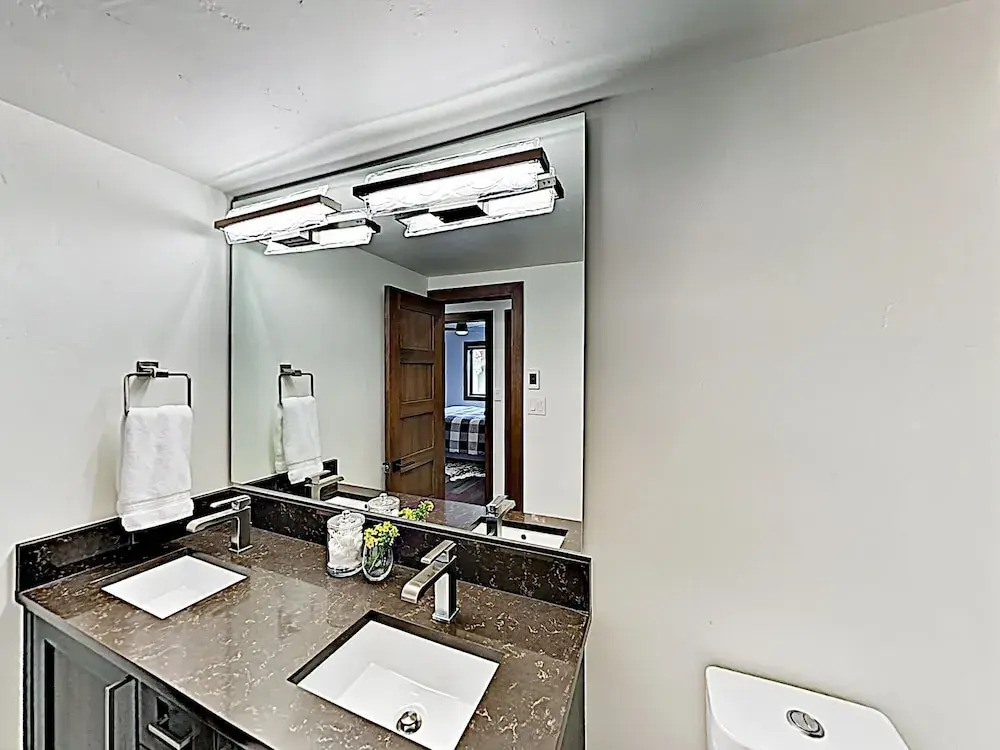 New Listing! Modern Mountain Ski W/ Balcony 3 Bedroom Condo