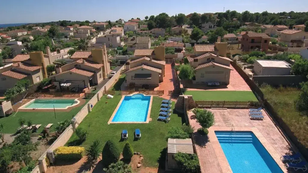 Villa Neus Barà, jardín y piscina privada