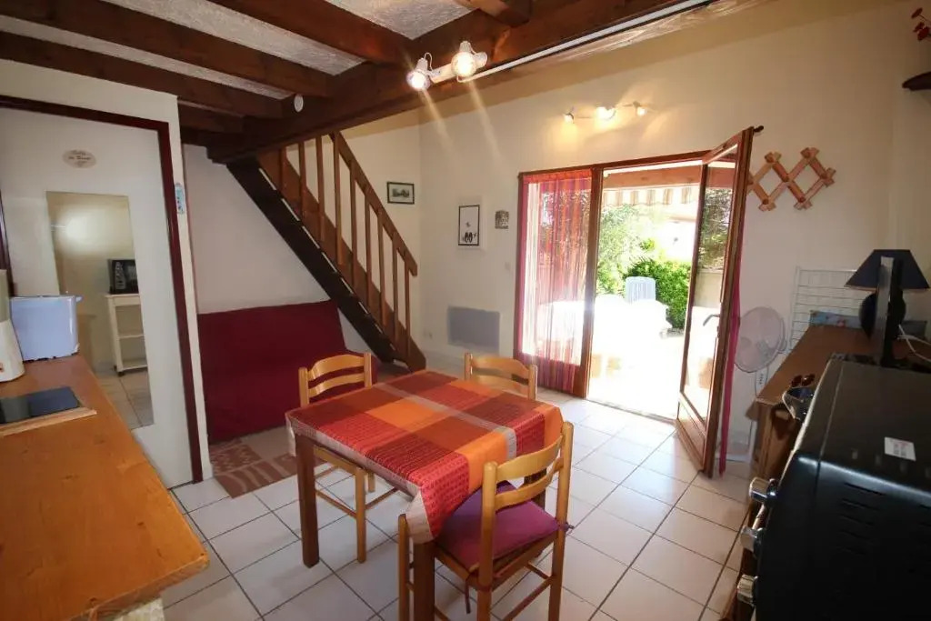 villa d'angle 4 couchages terrasse ombragée parking dans résidence sécurisée piscine commune 400m de la mer LRJP78