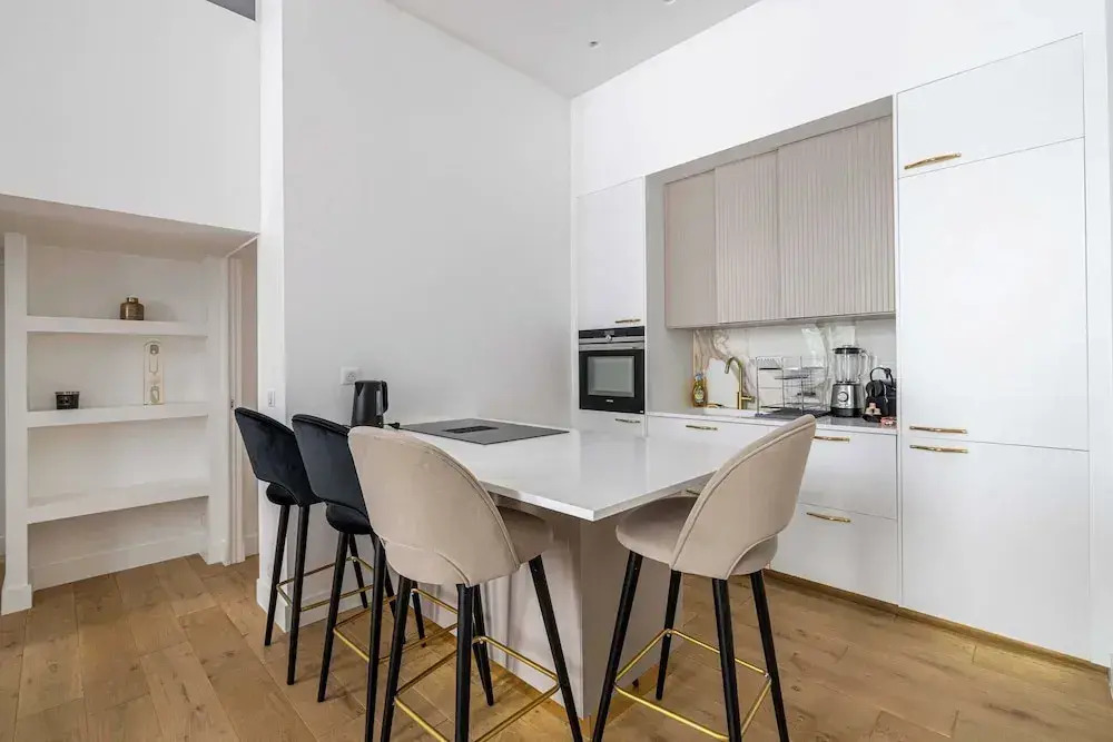 Luxury Renovated 4-room Apartment - rue Hoche - Bourgeois Building