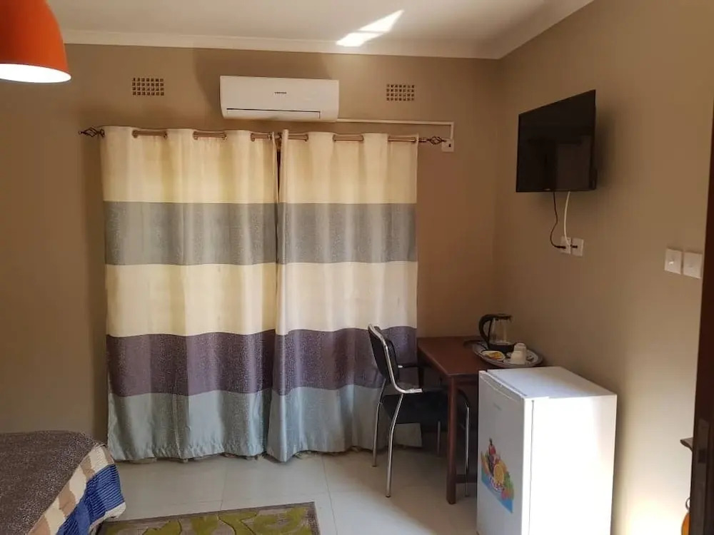 Ticheze Lodge And Car Hire
