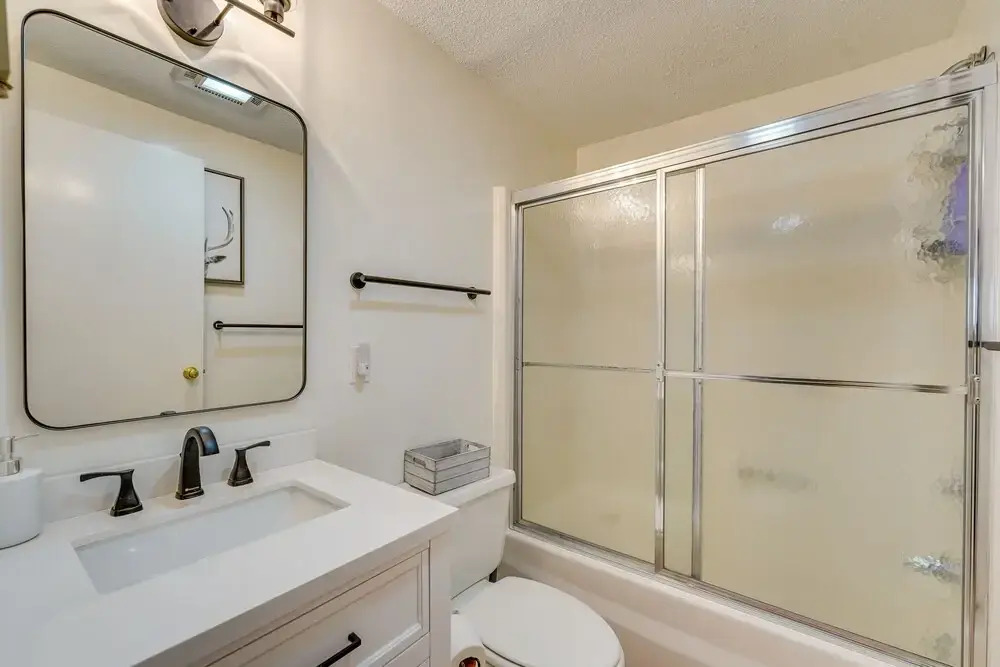 Ski-in/ski-out Bromley Mtn Condo: Wood Fireplace!