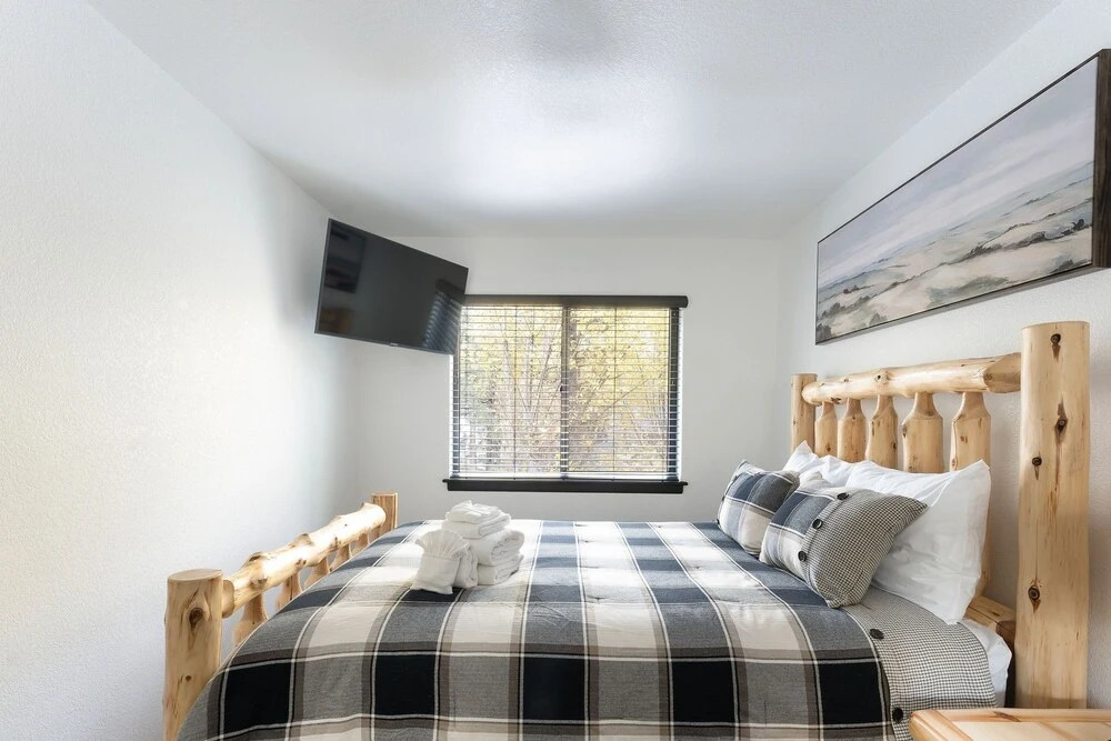 58 - Kuzzie Bear Chalet 4 Bedroom Home by RedAwning