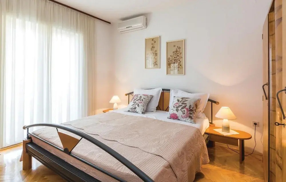 Beautiful Home in Makarska With Wifi and 2 Bedrooms