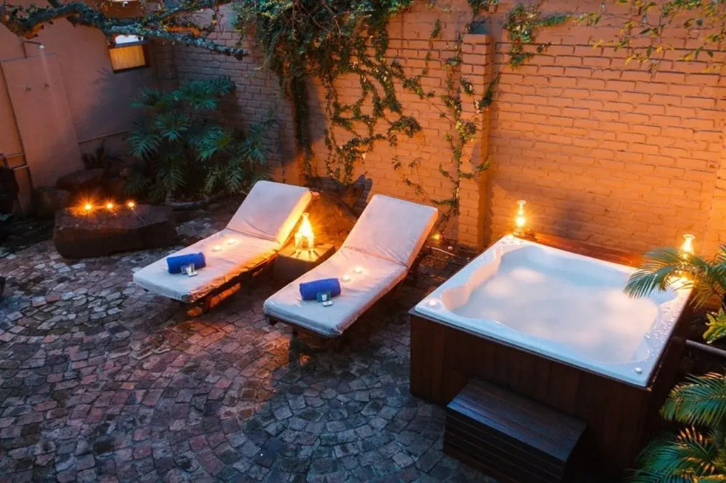 Shangri-La Country Hotel