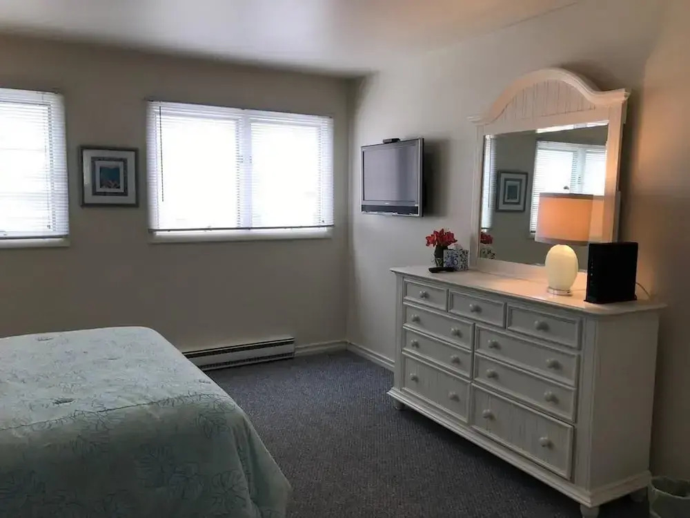 Mariners Court 206
