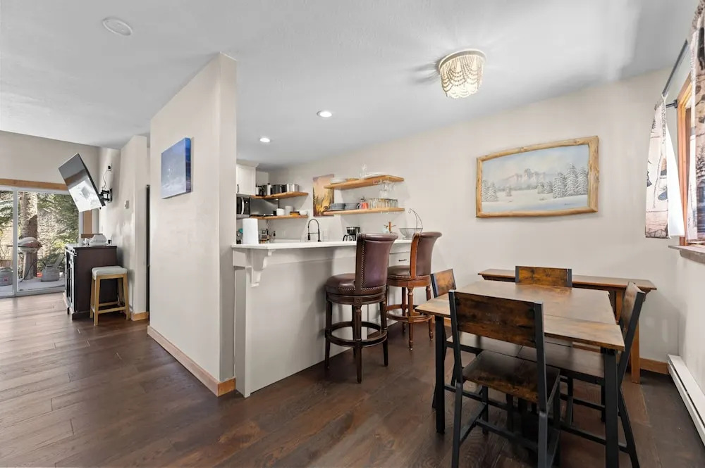 204 E. Fox Court