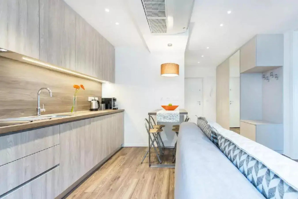 ★ Exclusive Central Apartment ★ FREE Garage ★