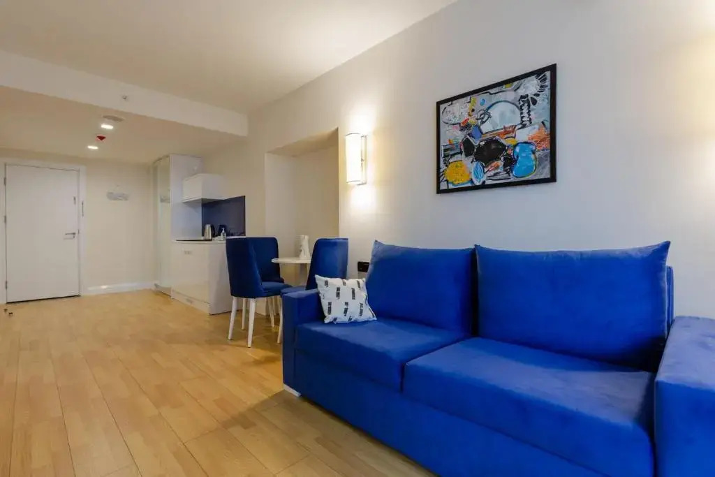 1BR apt with balcony sea views 2 min from the sea
