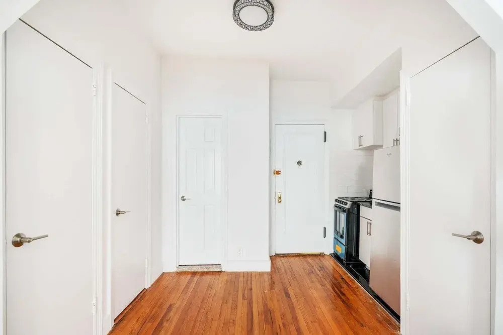 444-2f New Spacious Studio Hell s Kitchen Elevator Bldg