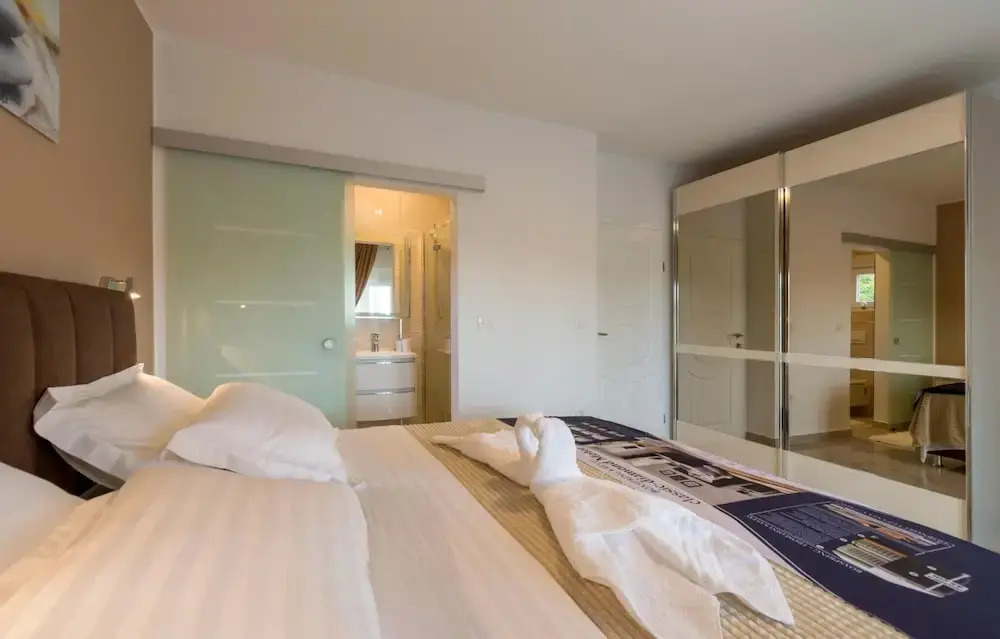 Nice home in Dubrava kod Sibenika w/ Outdoor swimming pool, WiFi and 5 Bedrooms