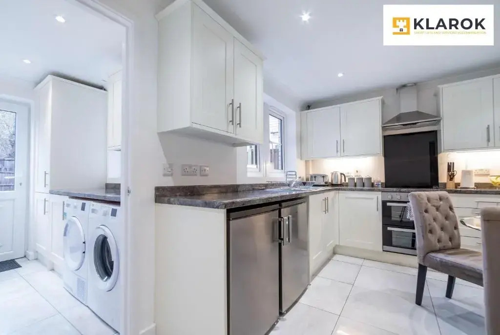 LARGE 4bed with BT Sports inc FREE parking by Klarok Accommodation Ltd