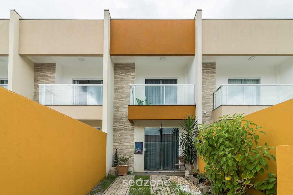 Two-story House With 2 Suites in Pereque Bfj0506