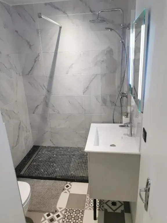 Studio Suquet balcony 1 min beach, 10 min Palais & Croisette Works