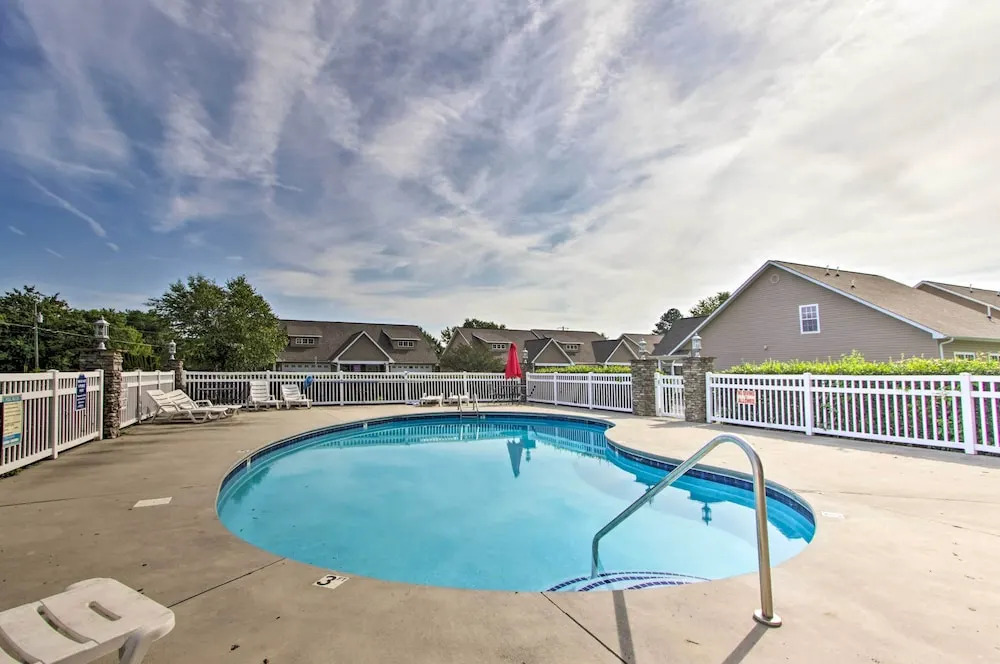 Home w/ Community Pool - 2 Miles to The Island!