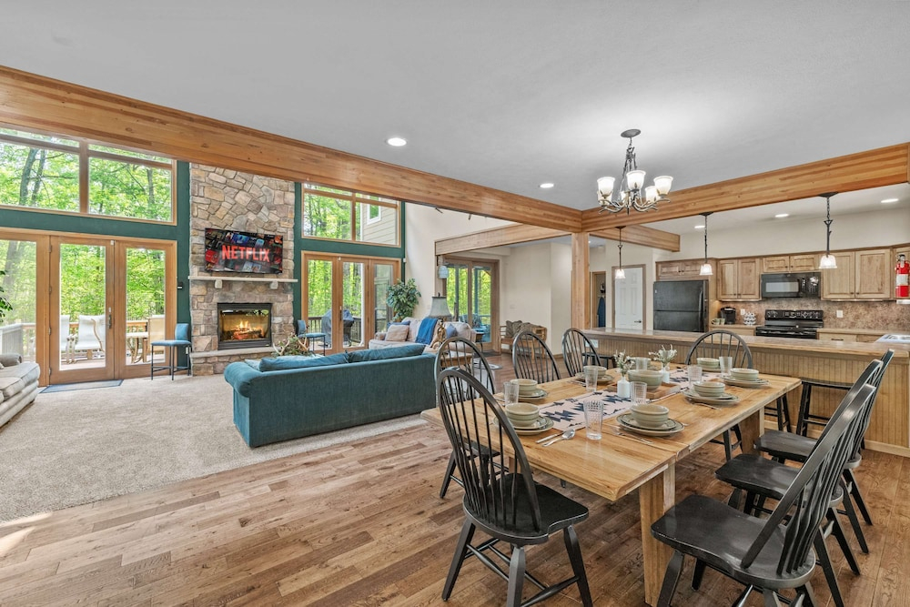 Mins2 Jfbb Split Rock With Hot Tub and Game Room