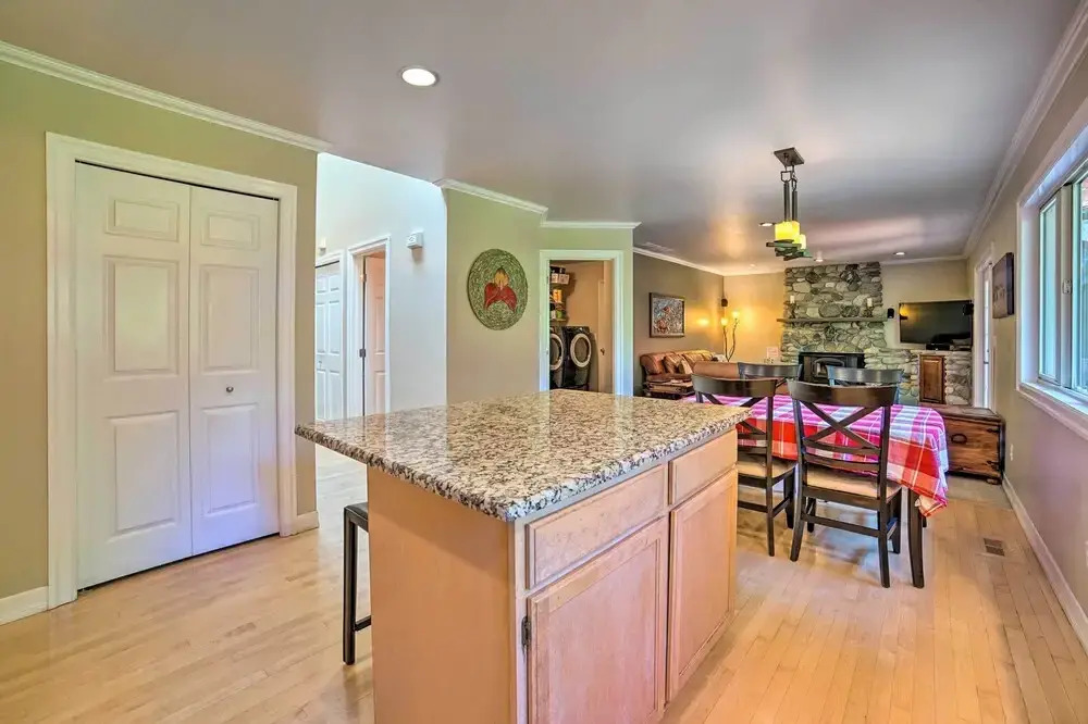 Beautiful Wine Country Home w/ Hot Tub & Lake View