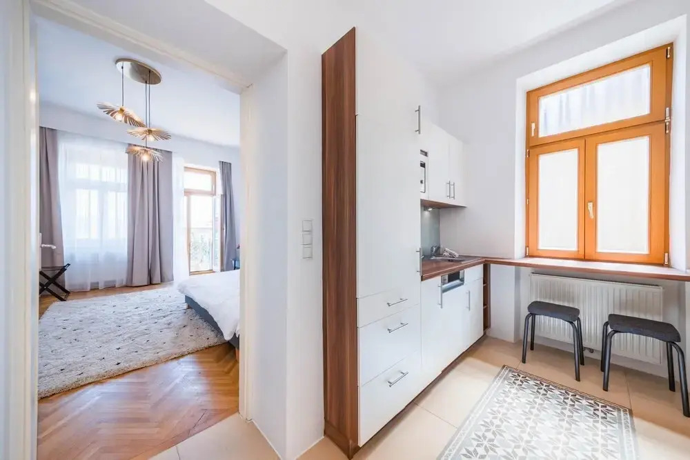 Deluxe Studio With Balcony Kingsize Bed and Free Parking in Krems Downtown