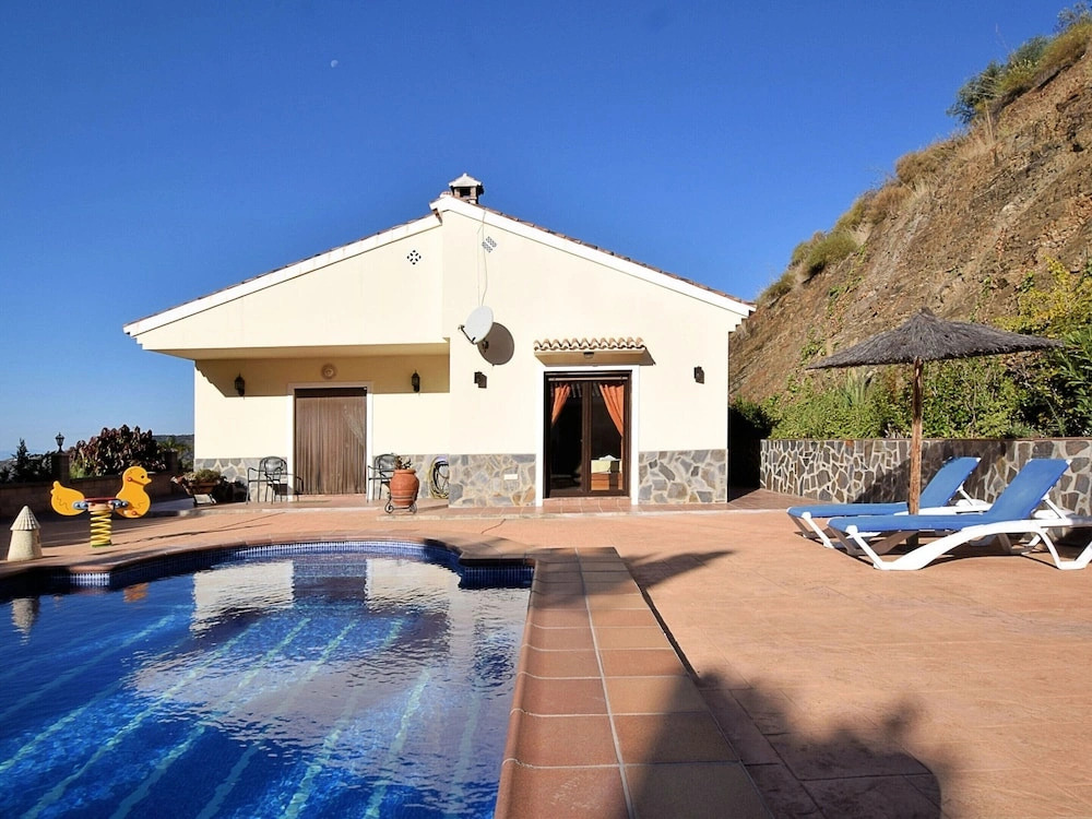Luxury Villa in Sayalonga With Private Pool