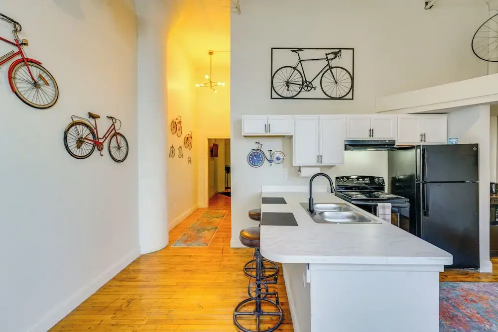 1 Mi to Dtwn! Riverside Corktown Loft on 2nd Floor