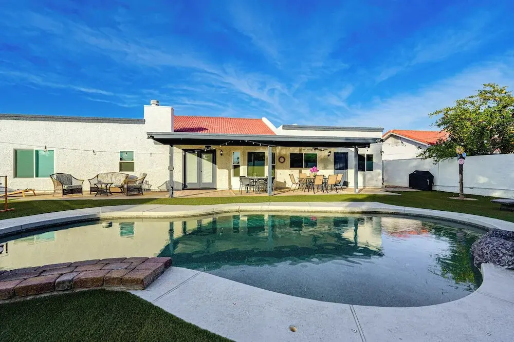 Pool, Putting Green & Games: Chandler Home!