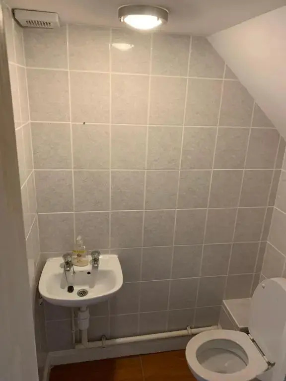 Private Rooms In A Cheerful 4-Bedroom Town House
