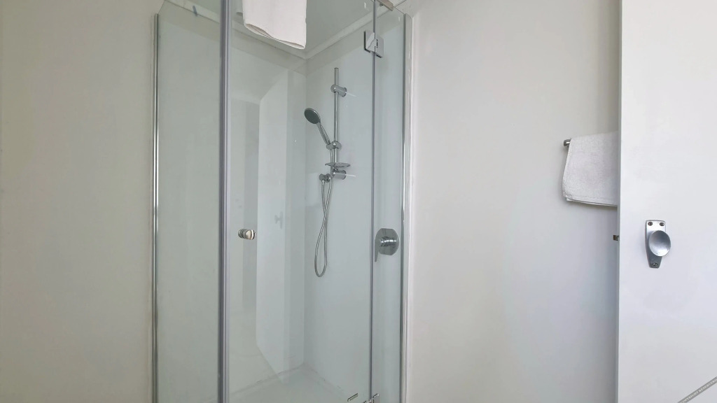 Lovely 2- Bedroom Unit with Free Parking