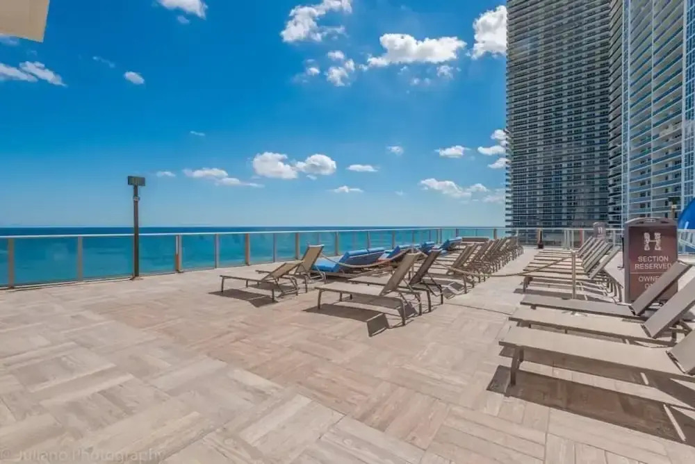 Hyde Beach Luxury -resort 1 Bedroom Apts by Redawning