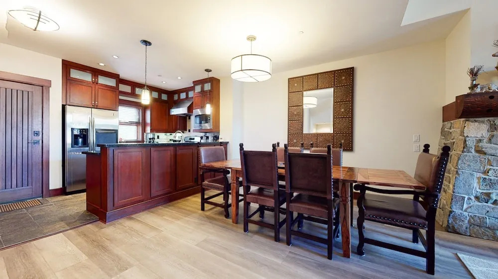 Juniper Crest 7 Private Hot Tub, 2 Car Garage, BBQ, Walk to the Lifts and Mountain Views by RedAwning