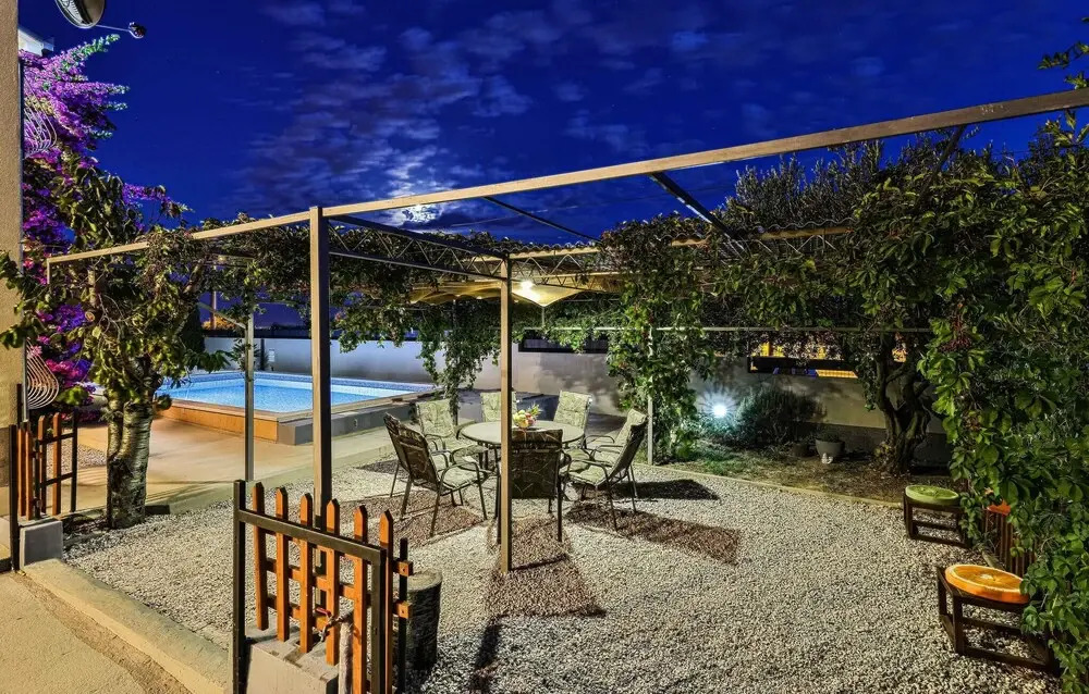 Nice Home in Kastel Luksic With Wifi and 6 Bedrooms