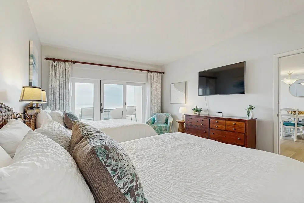 Clean & Cozy Home With Oceanfront Views, Shared Pool, Free Wifi, Central AC