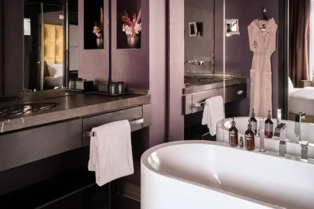Roomers Frankfurt Central, Autograph Collection