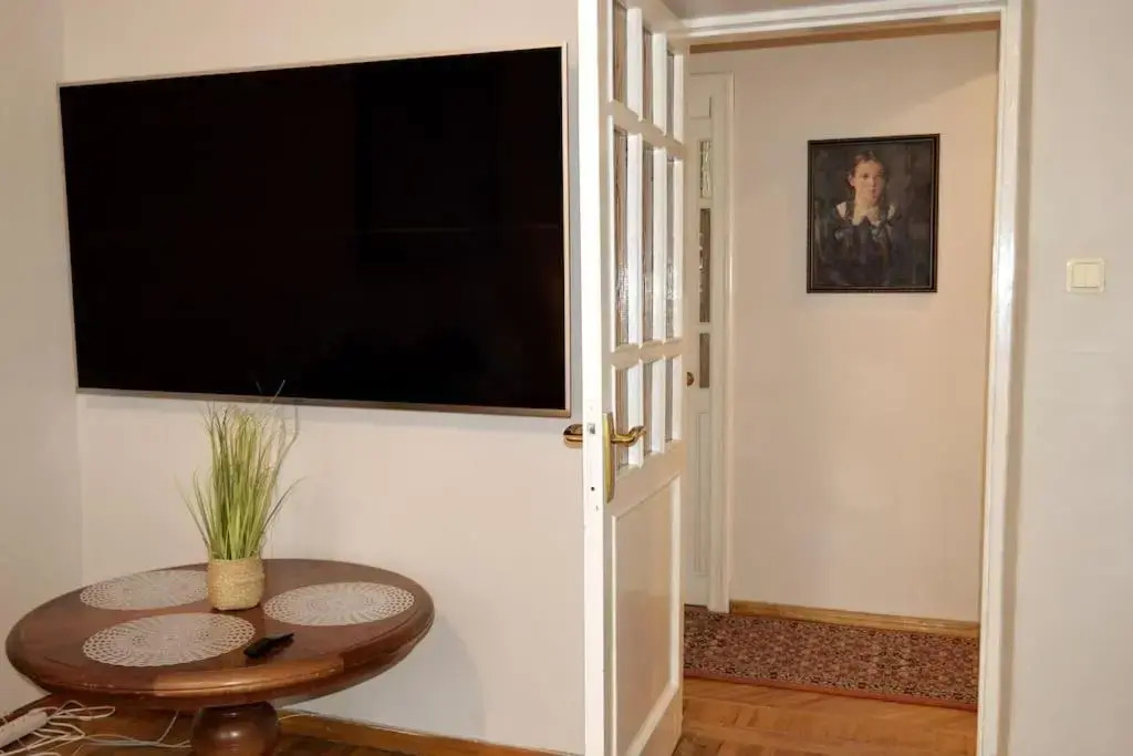 Unique Spacious Classic 3bedroom Midtown Apartment ! FREE parking ! BILLIARD room !
