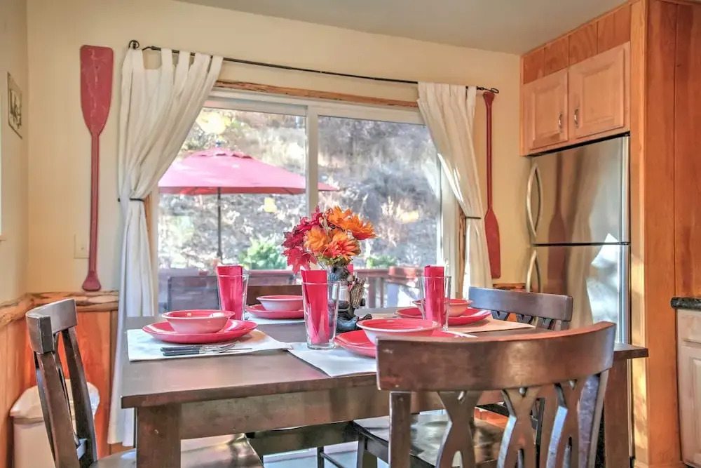 Serene Cabin w/ Hot Tub < 1 Mi to Bear Mountain!
