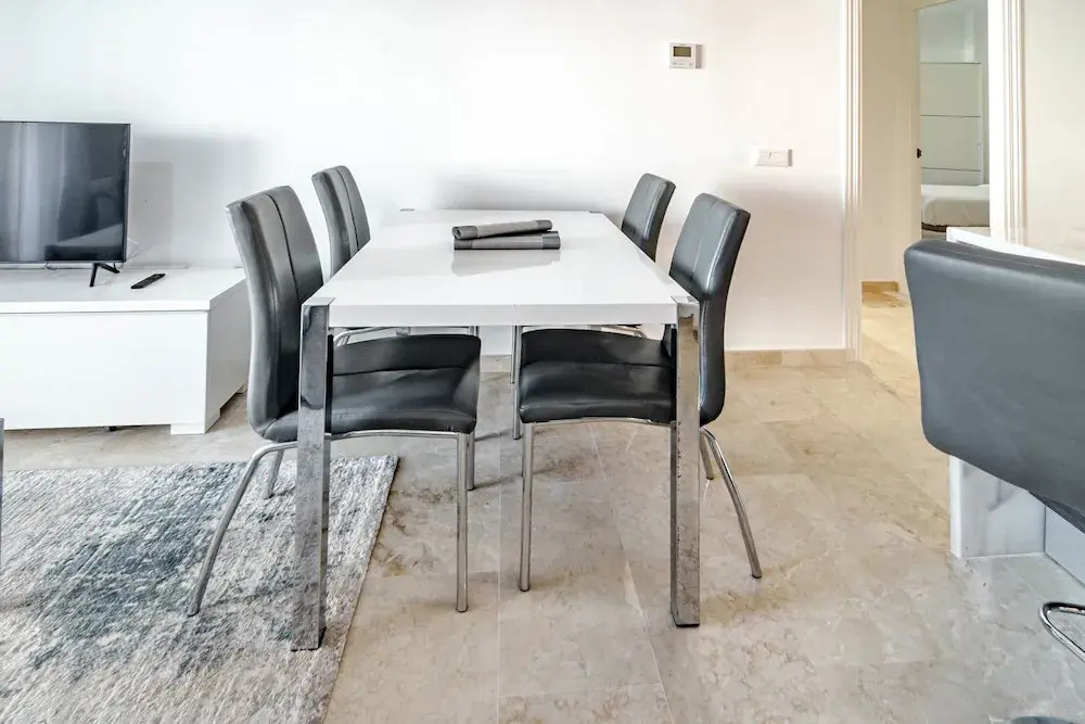 Jm2.b2 - Modern 2 Bed apt With Amazing sea Views