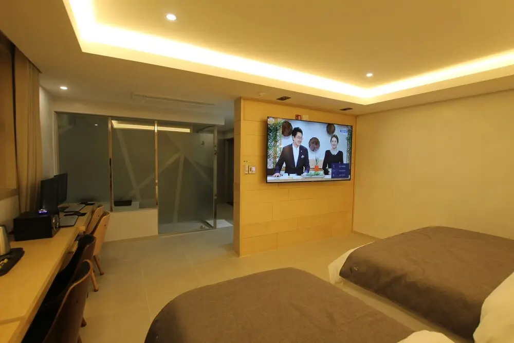 Jade hotel