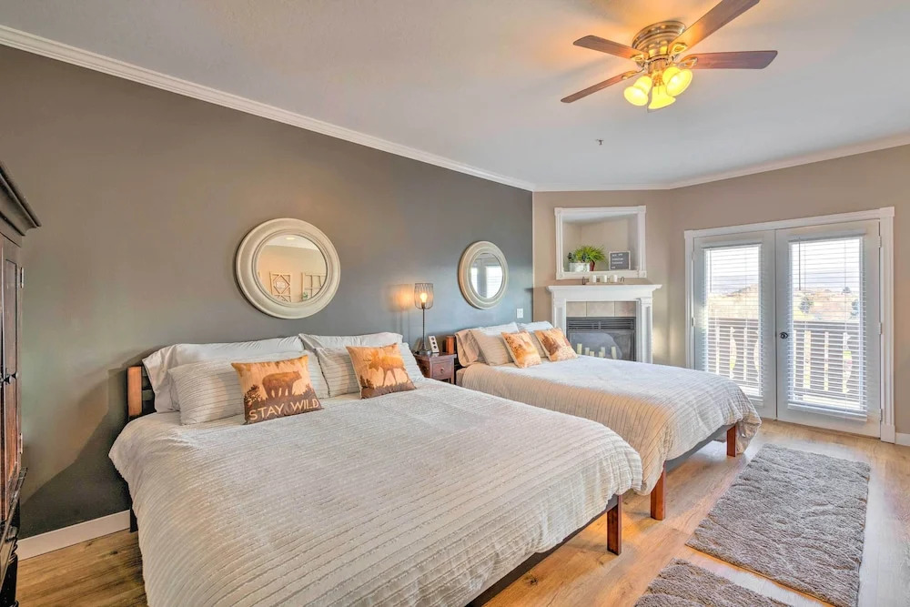 Large, Cozy Midway Studio w/ Mountain Views!