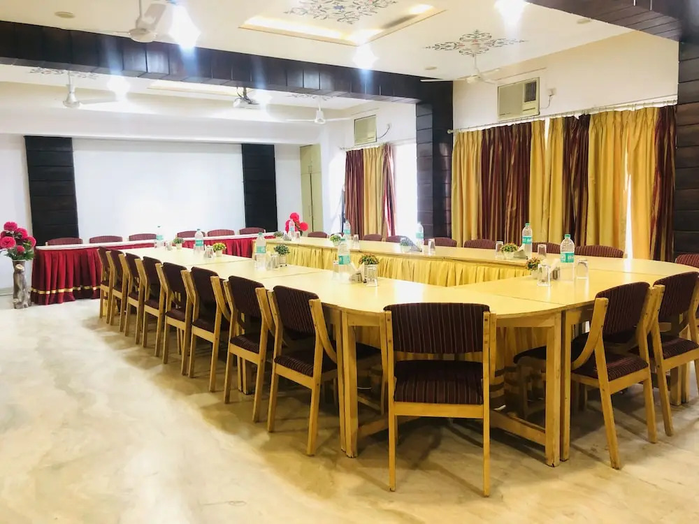 OYO 10323 Hotel Gorbandh
