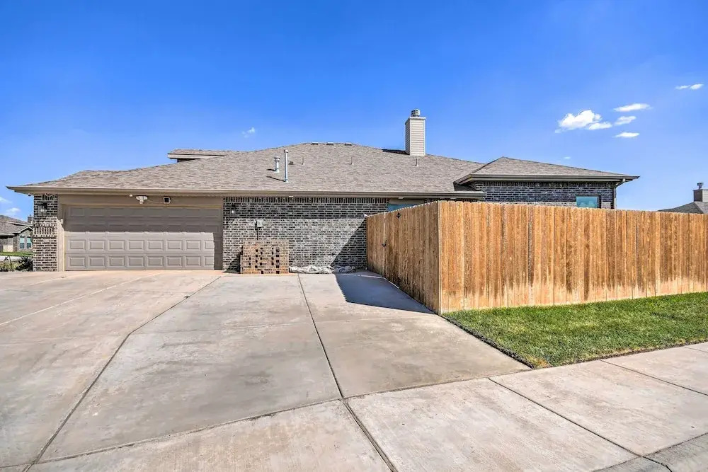 Modern Amarillo House w/ Fire Pit + Hot Tub!