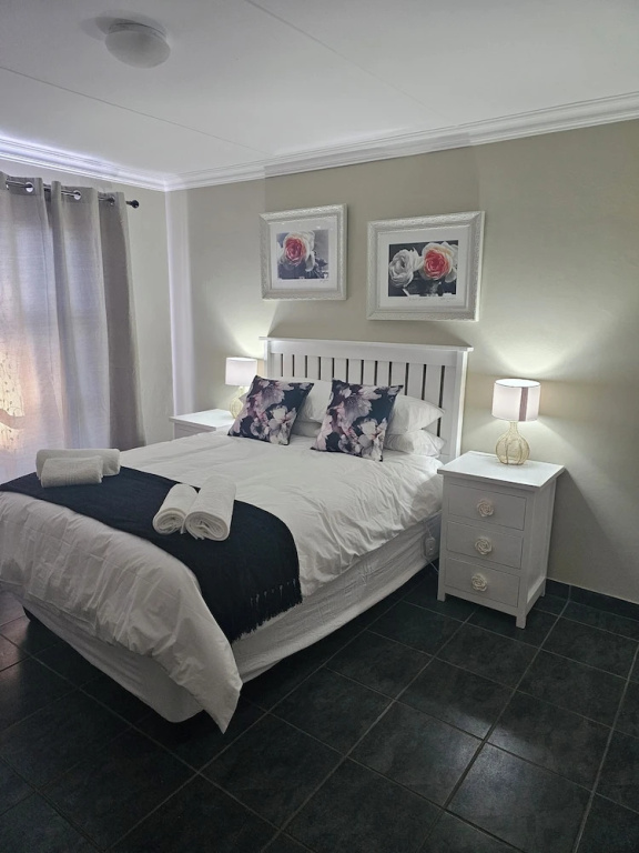 Amberdale Estate Self Catering - Twin rooms with shared external bathroom and lounge