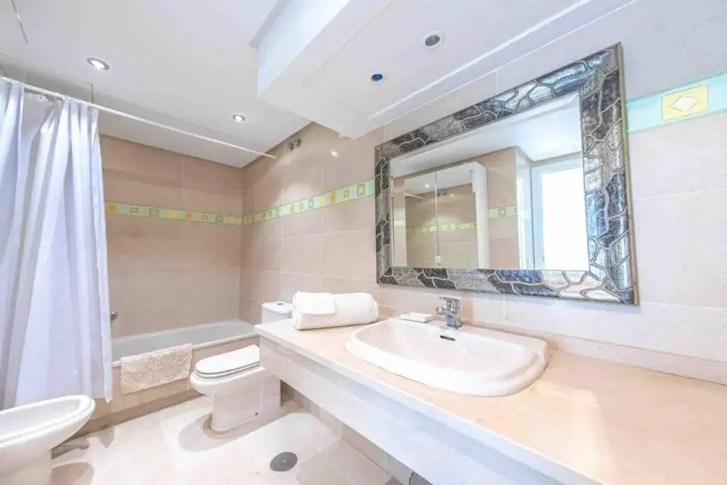 Brigth Apartment/2BED/2BATH/100m beach/Sea Views