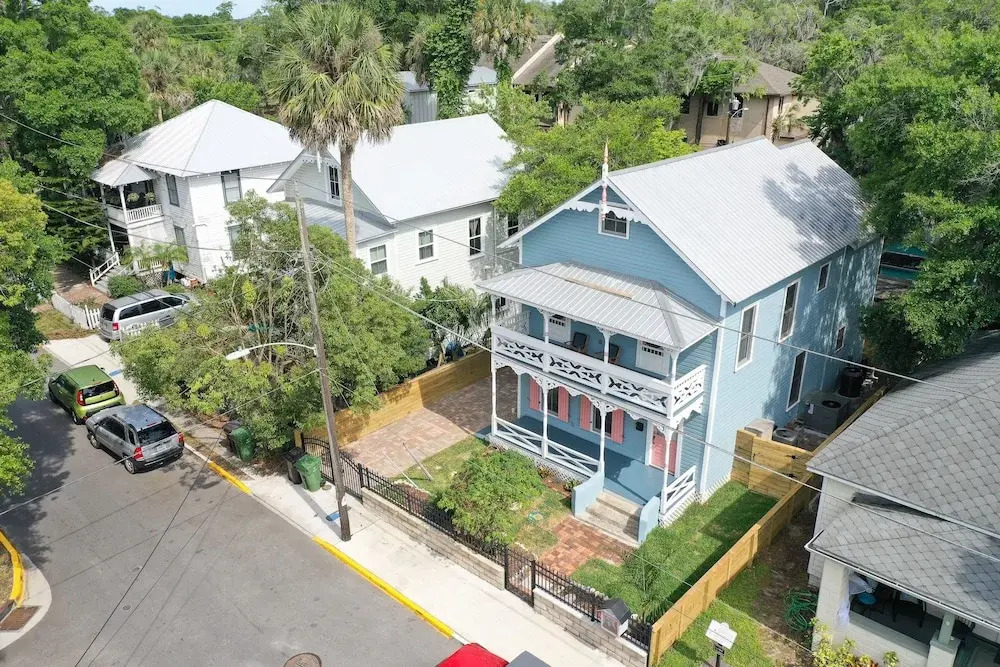 Classic Victorian Home Near Downtown With a Private Pool, Wifi, & Washer/dryer