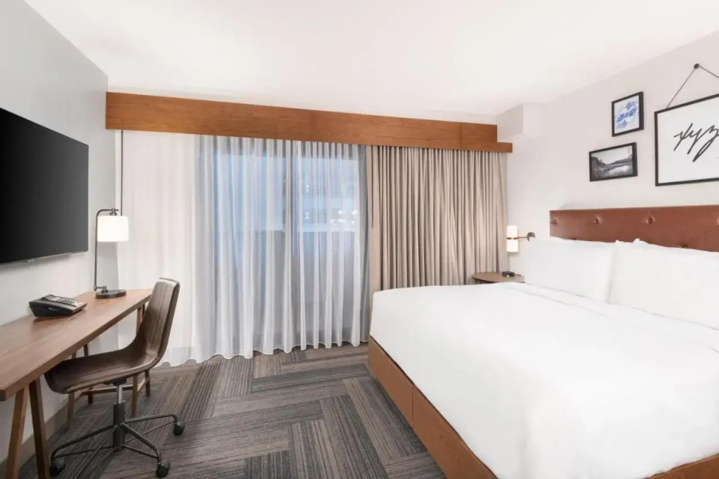 Radisson Hotel & Suites
