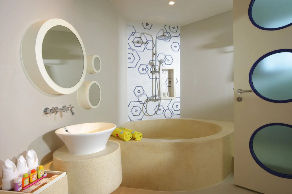 Le Meridien Phuket Mai Khao Beach Resort