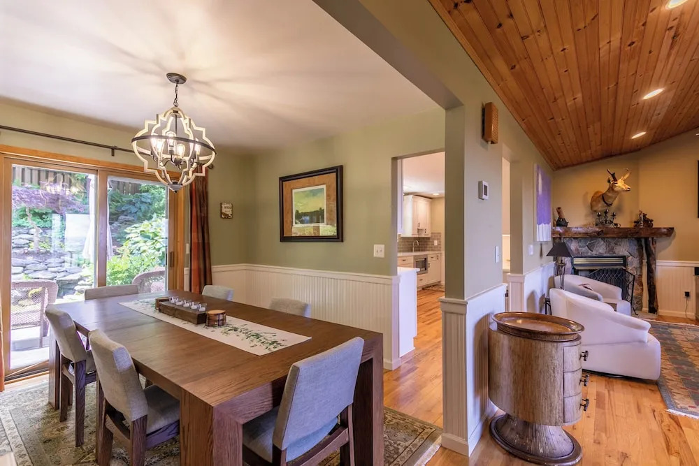 Chipmunk View Lodge - Amazing Views, hot Tub, and Manmade Waterfall