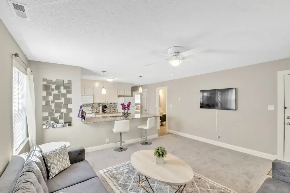 Luxury Crosswalk Uptown District 2 Bedroom Apts by Redawning