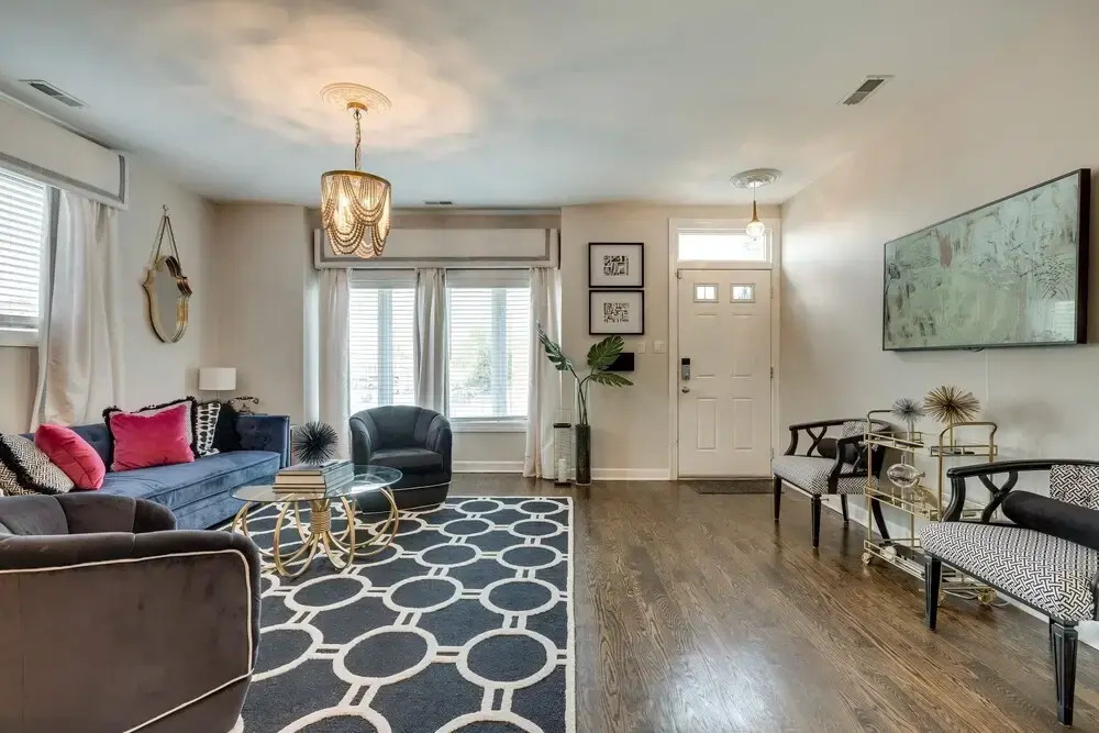 3 BR 3 BTH - UIC, Med Dist & Down Town + Garage by AllSet Turnover