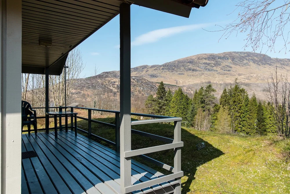 Eagle Lodge with stunning loch and mountain view