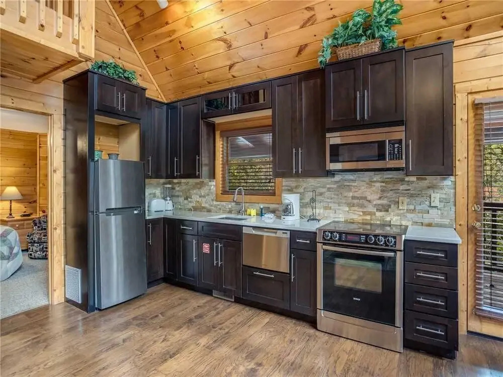 Mountain Elegance 2 Bedroom Home with Hot Tub