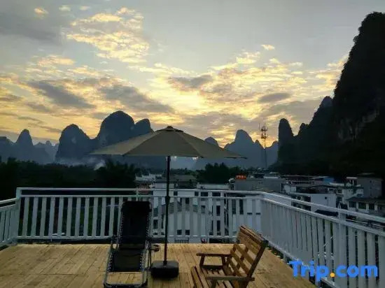 Holiday Lijing Inn